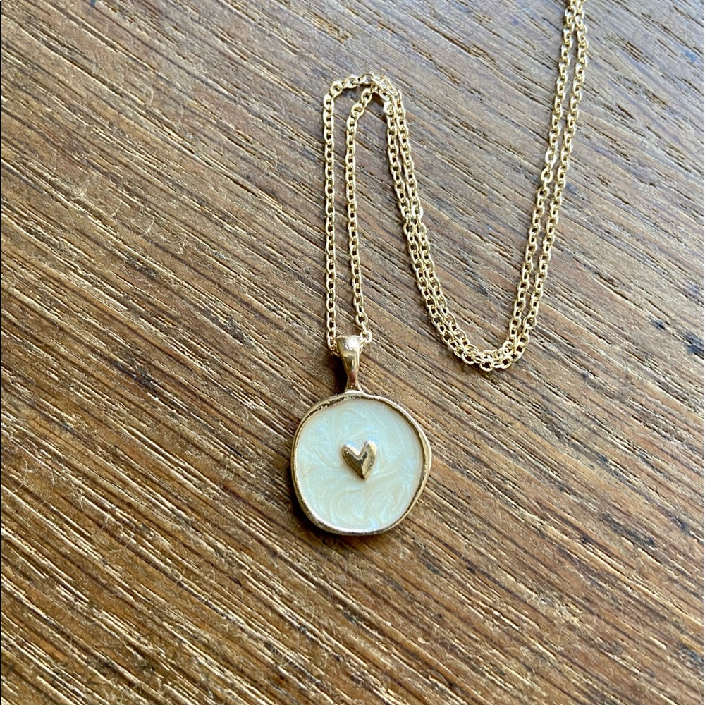 Creamy white heart oil drop necklace NWOT